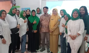 POTENSI: Peserta Parenting bersama Pemateri Pathah Pajar Mubarok dan Kepala SDN 159 Sekejati Mia Tresnawulan, Seusai seminar Parenting untuk mengenali potensi anak, pada Selasa (3/10). (rita-JE)