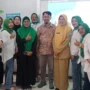 POTENSI: Peserta Parenting bersama Pemateri Pathah Pajar Mubarok dan Kepala SDN 159 Sekejati Mia Tresnawulan, Seusai seminar Parenting untuk mengenali potensi anak, pada Selasa (3/10). (rita-JE)