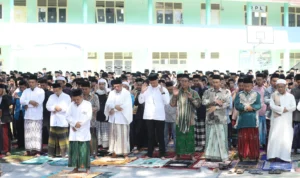 Bakal Calon Presiden Ganjar Pranowo mengikuti salat istisqa bersama kiai dan santri di Pondok Pesantren (Ponpes) Al-Ittihad Cianjur, Kamis 5 Oktober 2023.