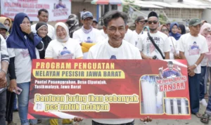 Sukarelawan Nelayan Balad Ganjar memberikan bantuan jaring ikan yang diberikan secara simbolis kepada perwakilan nelayan Pantai Pasanggarahan, Tasikmalaya, Jawa Barat, Rabu 11 Oktober 2023.