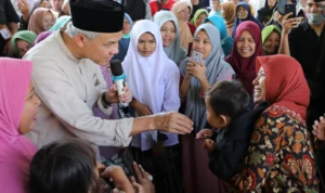 Lantunan Selawat para santri Ponpes Al-Jauhariyah Balerante, Cirebon menggema kala menyambut kedatangan Ganjar Pranowo, Minggu 8 Oktober 2023.
