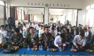 Kiai Depok Gelar Istigasah untuk Kemenangan Ganjar-Mahfud Para santri dan kiai di Kota Depok saat istigasah untuk kemenangan Ganjar Pranowo dan Mahfud MD pada Pilpres 2024, berlangsung di Pondok Pesantren Assa'adah, Bojong Pondok Terong, Kecamatan Cipayung, Depok, Minggu 22/10/2023 lalu.