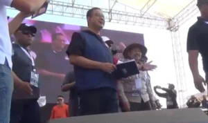 Anies Baswedan Hadiri Apel Akbar Desa Jawa Barat, Sampaikan Visi dan Misi untuk Kemajuan Desa. Agi/Jabar Ekspres.