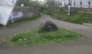 Batu Hitam Misterius di Tengah Jalan Stadion Sukabumi: Gerbang Ghaib hingga Ular Tanpa Kepala!