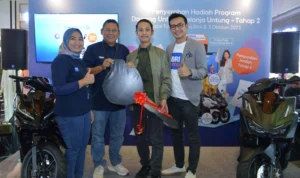 BRI memberikan apresiasi kepada para pedagang atau UMKM di Tanah Abang melalui program DUBU dengan dberikan hadiah menarik