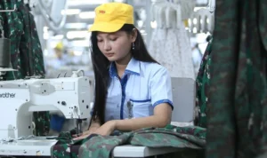 Salah seorang pekerja industri tekstil tampak fokus menekuni pekerjaannya di tengah badai PHK. (ISTIMEWA)
