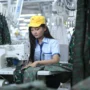 Salah seorang pekerja industri tekstil tampak fokus menekuni pekerjaannya di tengah badai PHK. (ISTIMEWA)
