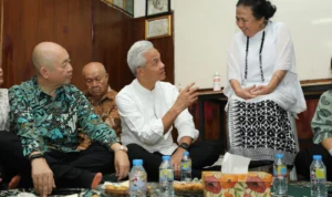 Akrab! Ganjar Pranowo Dapat Banyak Pencerahan dari Tokoh Sunda Ceu Popong Bakal Calon Presiden Ganjar Pranowo tanpak akrab dengan salah seorang tokoh Sunda, Ceu Popong saat berkunjung di kediamanan di Jalan Cipaganti, Kota Bandung, Jawa Barat, Rabu (4/10/2023).