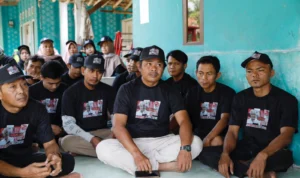 Komunitas Sopir Truk Terinspirasi dengan Slogan ‘Tuanku Ya Rakyat’ untuk Gerakkan UMKM Komunitas sopir truk terinspirasi dengan slogan ‘Tuanku Ya Rakyat’ yang digagas Ganjar Pranowo untuk menggerakkan UMKM.