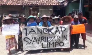 Para petani di wilah Jabar membentangkan spanduk dan pamflet bertuliskan dukungan kepada KPK untuk segera memeriksa dan menangkap Mentan.