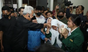 Bakal Calon Presiden (Bacapres) Ganjar Pranowo saat menyapa mahasiswa baru Universitas Pasundan (Unpas) Bandung sekaligus mengajak pemuda untuk siap menghadapi tantangan masa depan.