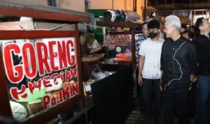 Bakal Calon Presiden Ganjar Pranowo saat menikmati malam hari di Kota Bandung, Jawa Barat, dengan mendatangi kawasan Jalan Asia Afrika dan Jalan Braga, pada Selasa (3/10/2023) malam.