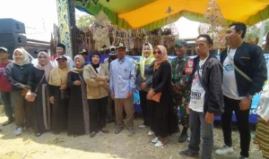 Sukarelawan Ganjar Pranowo yang tergabung dalam Komunitas Nelayan Pesisir (KNP) mengadakan silaturahmi dengan para pelaut yang ada di Desa Cilamaya Girang, Kecamatan Blanakan, Kabupaten Subang, Jawa Barat, Sabtu (28/10).
