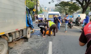 NAHAS! Gagal Salip, Pemotor di Cileungsi Terlindas Truk Evakuasi korban kecelakaan di Cileungsi, Bogor