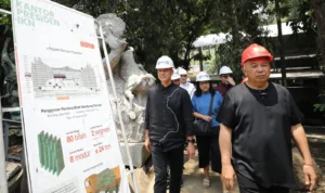 Bakal Calon Presiden Ganjar Pranowo menyambangi Nyoman Nuarta Gallery di Bandung Barat, Jawa Barat, sebelum memberikan kuliah umum di Universitas Pasundan (Unpas), Selasa (3/10/2023).
