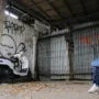 Plang bertuliskan pemilik rumah yang akses jalan menuju ke rumahnya terhalang oleh bangunan Resto Burger di Jalan Surya Sumantri, Kota Bandung, Selasa 10 Oktober 2023. (PANDU MULIM/JABAR EKSPRES)