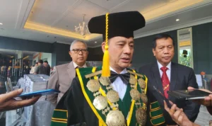 Ketua Pengurus Yayasan Kartika Eka Paksi (YKEP) Letjen TNI (Purn) Dr Tatang Sulaiman saat memberikan keterangan dalam acara wisuda Unjani periode III tahun 2023 di Ballroom Hotel Harris, Festival Citylink, Rabu 25 Oktober 2023.