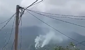 Video amatir warga setempat yang memperlihatkan Gunung Salak terbakar.