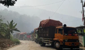 Jatah pengiriman sampah KBB habis, layanan angkutan dihentikan. Selasa (10/10). Foto Jabarekspres