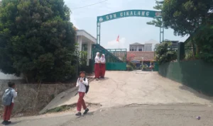 SDN Cikalang di wilayah Desa Cileunyi Kulon, Kecamatan Cileunyi, Kabupaten Bandung lahannya digugat oleh seorang warga yang mengaku sebagai ahli waris. (Yanuar/Jabar Ekspres)