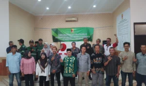 Para Cakades, anggota BPD dan P2KD dari 3 desa di Kecamatan Rancaekek, Kabupaten Banung yang melaksanakan Pilkades serentak saat foto bersama deklarasi damai. (Yanuar/Jabar Ekspres)