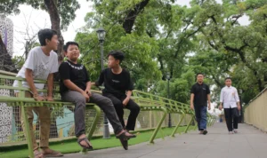 Sejumlah warga mengunjungi Skywalk Teras Cihampelas di Jalan Cihampelas, Kota Bandung. Meski sudah direvitalisasi, pengunjung dan pemanfaatan fasilitas dinilai masih minim. Hal ini diduga karena terkendala relokasi PKL yang tidak sesuai rencana awal pembuatan Skywalk. (Pandu Musli/Jabar Ekspres)