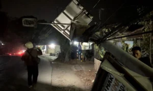 Dihantam Truk, Tiang PJU-TS di Cipatat Bandung Barat Tumbang PJU-TS milik BPTD tumbang usai dihajar truk di Jalan Raya Cipatat, Kabupaten Bandung Barat. Selasa (17/10). Foto warga