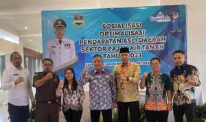 Pj Bupati Bandung Barat, Arsan Latif bersama Kepala Bapenda KBB Duddy Prabowo. Kamis (19/10). Foto Jabarekspres