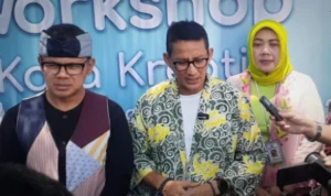 Menparekraf RI, Sandiaga Uno didampingi Wali Kota Bogor, Bima Arya saat menghadiri kegiatan di Bogor Creative Center (BCC), Kota Bogor, Kamis (19/10). (Yudha Prananda / Jabar Ekspres)