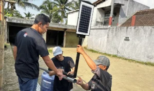 Peduli Warga Tasikmalaya, GMP Pasangkan Lampu PJU dan Berikan Bantuan Tando Air