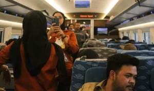Penumpang Kereta Cepat Whoosh di Stasiun Kereta Cepat Tegalluar, Kabupaten Bandung. (Pandu Muslim/Jabar Ekspres)