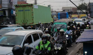 Arus lalu lintas di Jalan Raya Cinunuk, Kabupaten Bandung kerap dipadati kendaraan hingga menimbulkan kemacetan. (Pandu Muslim/Jabar Ekspres)