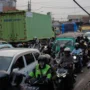 Arus lalu lintas di Jalan Raya Cinunuk, Kabupaten Bandung kerap dipadati kendaraan hingga menimbulkan kemacetan. (Pandu Muslim/Jabar Ekspres)