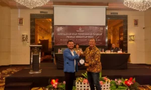Pemberia pengharaan ketua knpi kepada cucun, Sabtu (28/10)
