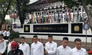 Jelang Pendaftaran, Pendukung Prabowo-Gibran Dirikan Pagar Pembatas di Depan KPU RI