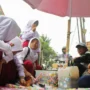 JAJAN-Aktifitas Siswa SD yang masih jajan di sekitar sekolah, sebagai pemicu keracunan massal. ( Pandu Muslim - JabarEkspres)