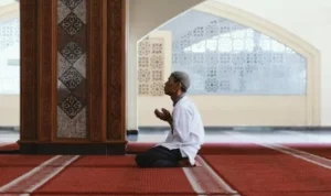 Doa Setelah Sholat Magrib, Paling Mustajab untuk Diijabah ILUSTRASI: Membaca doa sesudah sholat Magrib . (Freepik)