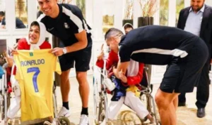 Cristiano Ronaldo yang Terancam Dicambuk karena peluk pelukis asal Iran. (instagram @fatemehamami)