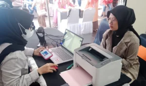 APLIKASI SIDONI: Petugas PMI Kabupaten Bandung saat menjelaskan mengenai APliaksi SIDoni keapda calon Pendonor. (rita-JE)