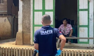 Suami di Kepahiang yang duduk terdiam setelah menghabisi nyawa istrinya. (istimewa)