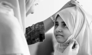 ILUSTRASI : Alasan WAnita Muslim harus berhijab dan diajarkan sejak kecil. (freepik)