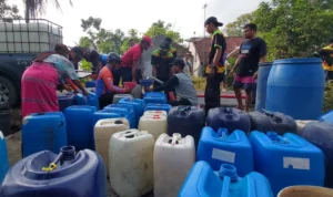 Sejumlah warga tampak antrean mengambil di tengah krisis air bersih akibat musim kemarau berkepanjangan. DPRD Kota Bandung meminta agar layanan air bersih bagi warga harus terjamin. (ILUSTRASI)