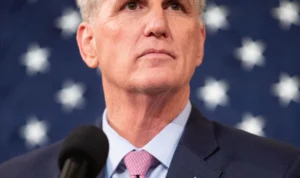 Ketua DPR AS Kevin McCarthy Diberhentikan Akibat Dituduh Berkhianat dan Bekerja Sama dengan Partai Demokrat Ketua DPR AS Kevin McCarthy Diberhentikan Akibat Dituduh Berkhianat dan Bekerja Sama dengan Partai Demokrat