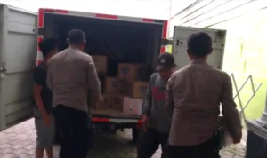 Polsek Gebang Gerebek Gudang Miras di Desa Kalipasung, Amankan Ribuan Botol Ciu