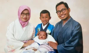 KAUM SANTRI: Ketua PCINU Jepang Achmad Gazali foto bersama istri tercintanya Ardhiani Kurnia Hidayanti berserta dua purtanya.