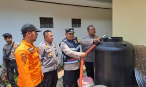 Polsek Cikoneng Salurkan 5 Ribu Liter Air Bersih untuk Warga Cimari Polsek Cikoneng Salurkan 5 Ribu Liter Air Bersih untuk Warga Cimari
