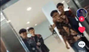 Perundungan seorang gadis bercadar oleh sekelompok laki-laki di UIN Jambi.