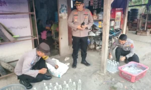 12 Orang Meregang Nyawa Akibat Miras Oplosan di Subang Sedikitnya 12 orang warga tewas setelah menenggak minuman-minuman keras atau miras setelah menghadiri acara pernikahan di Kabupaten Subang