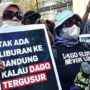 Sudah tiga hari warga Dago Elos Kota Bandung melakukan unjuk rasa di Jakarta. Mereka memperjuangkan agar kediaman rumahnya tidak digusur