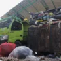 Tumpukan sampah menunggu diangkut di TPS Panyileukan, Kota Bandung, Senin, 25 September 2023. Pandu Muslim/Jabar Ekspres.
